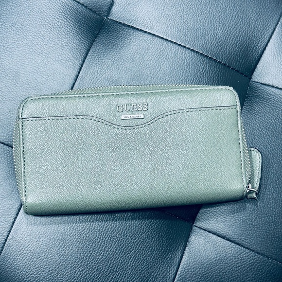 Women’s Guess Los Angeles Olive Green Wallet - Picture 1 of 7